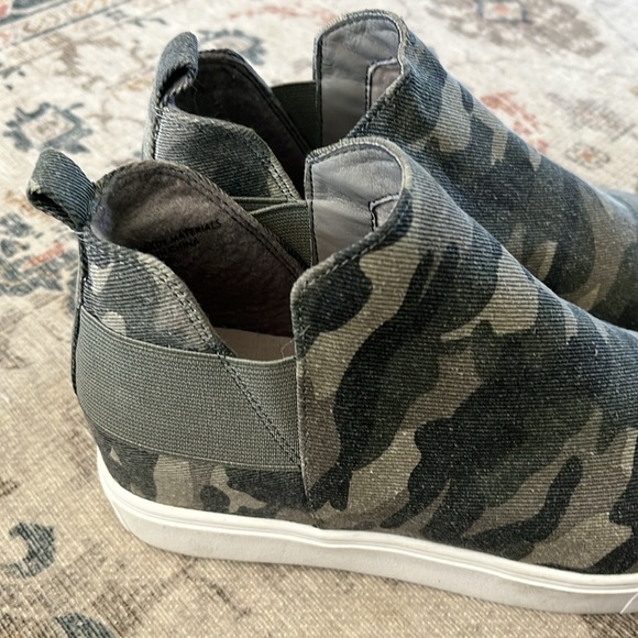 Size 6.5 Soda High Sole Shoes - Picture 2 of 6